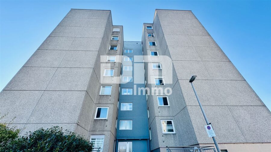 Modernisierte Eigentumswohnung mit Balkon in gepflegtem Mehrfamilienhaus - Frontansicht Titel